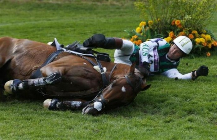 Clayton Fredericks (Australia) ngã ngựa trong cuộc đua ngựa diễn ra tại Greenwich Park.